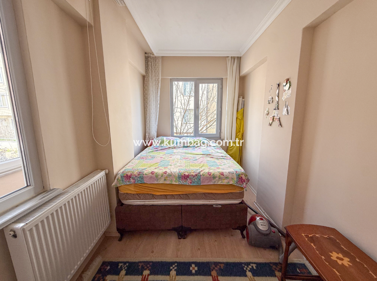 Geräumige 2 Und Eine Wohnwohnung Steht Zum Verkauf In Einem Wohngebäude In Der Kumbağ Marktstrasse