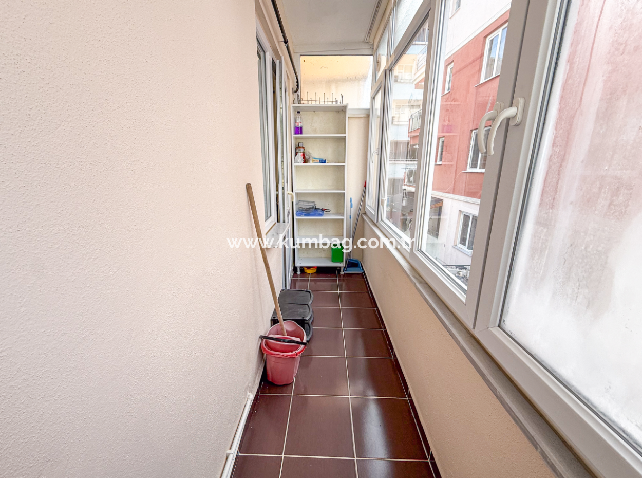 Geräumige 2 Und Eine Wohnwohnung Steht Zum Verkauf In Einem Wohngebäude In Der Kumbağ Marktstrasse