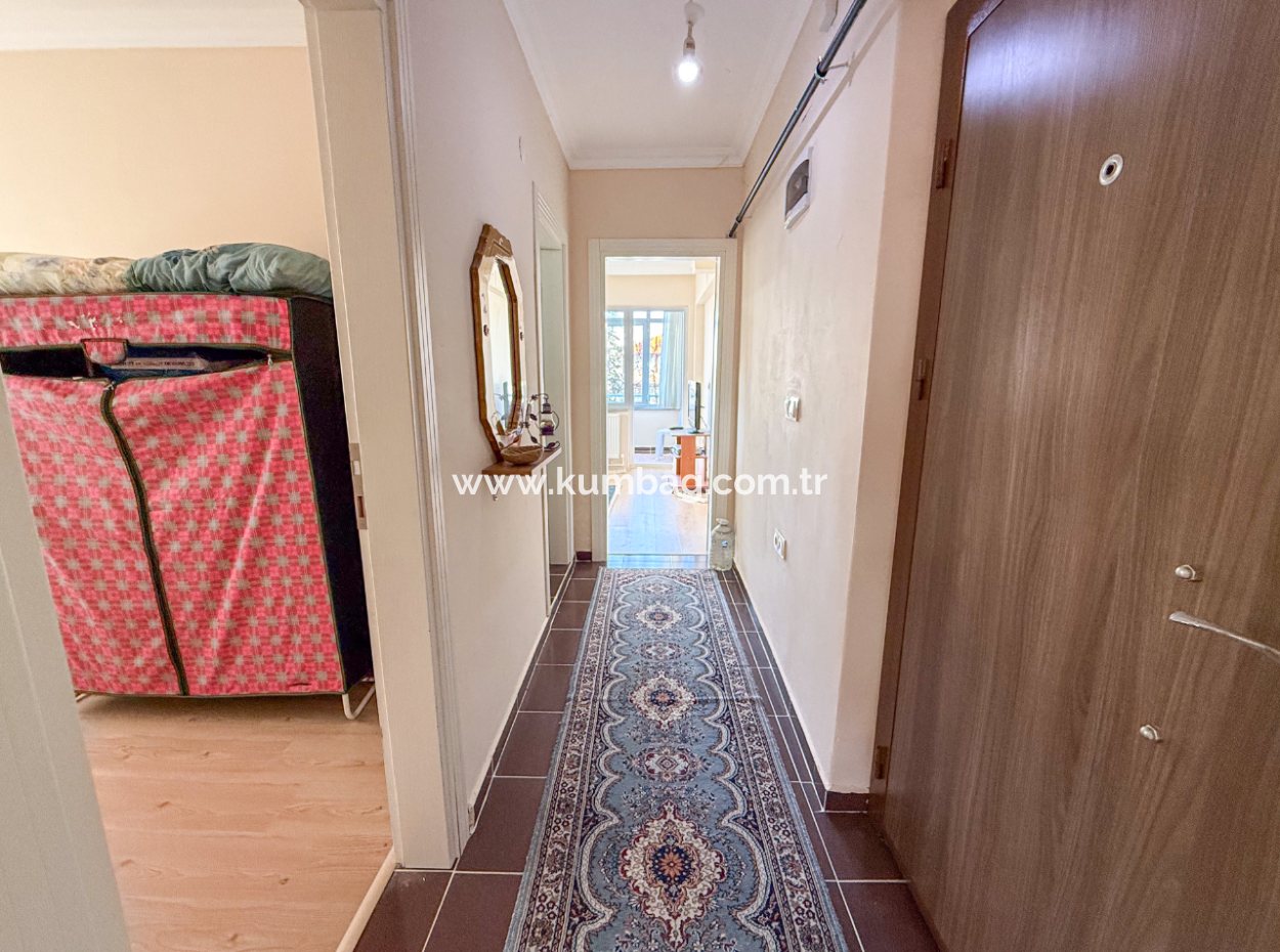 Geräumige 2 Und Eine Wohnwohnung Steht Zum Verkauf In Einem Wohngebäude In Der Kumbağ Marktstrasse