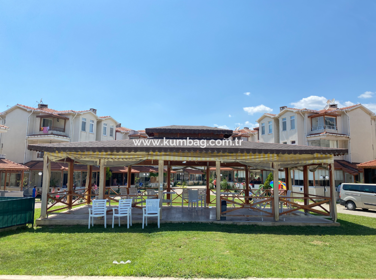 Triplex-Villa Zum Verkauf Auf Einem Gelände Mit Einem 50 Meter Grossen Pool Zum Kumbağ-Meer