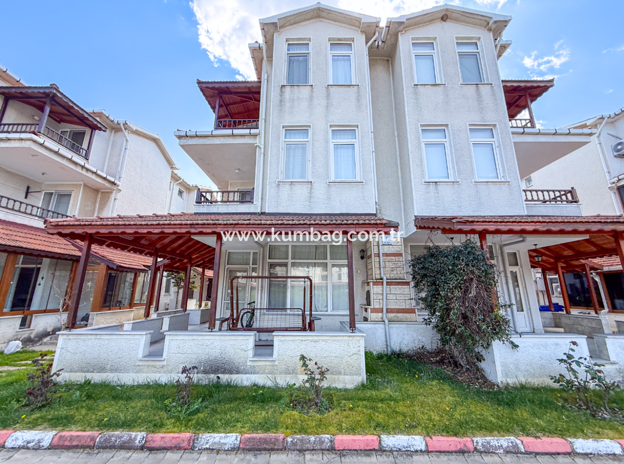 Triplex-Villa Zum Verkauf Auf Einem Gelände Mit Einem 50 Meter Grossen Pool Zum Kumbağ-Meer
