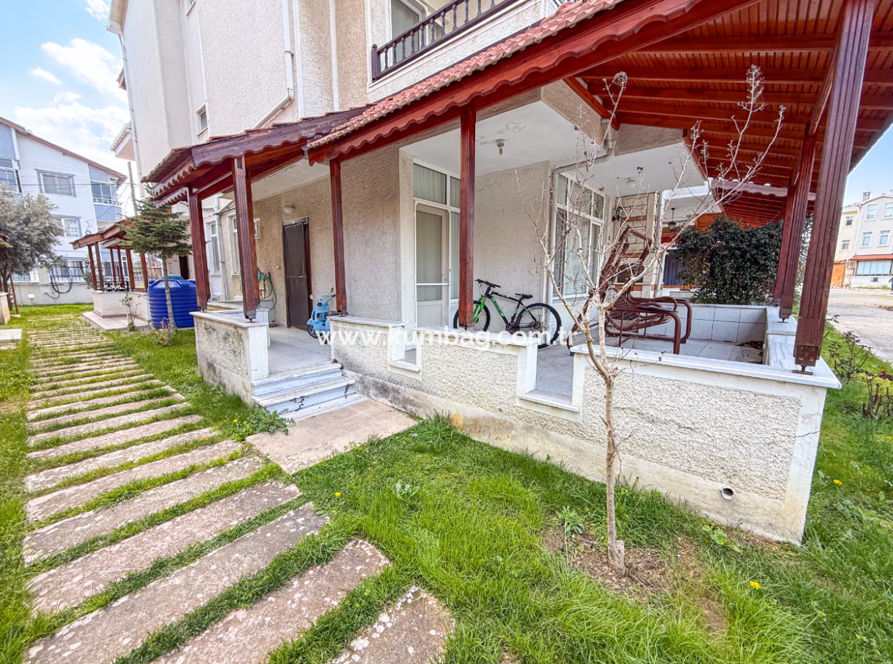 Triplex-Villa Zum Verkauf Auf Einem Gelände Mit Einem 50 Meter Grossen Pool Zum Kumbağ-Meer