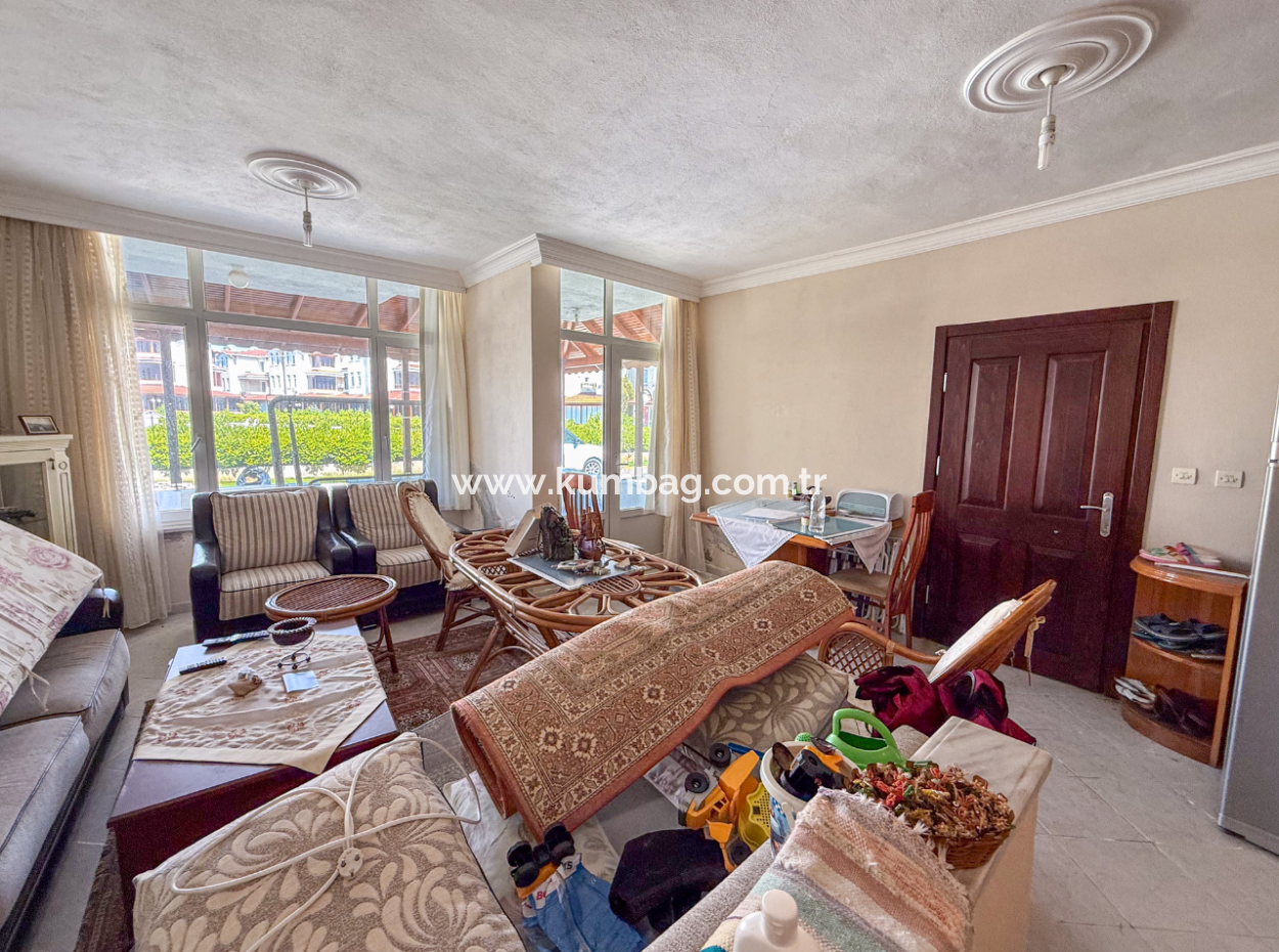 Triplex-Villa Zum Verkauf Auf Einem Gelände Mit Einem 50 Meter Grossen Pool Zum Kumbağ-Meer