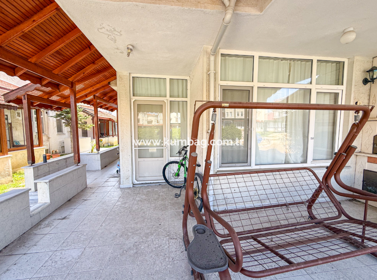 Triplex-Villa Zum Verkauf Auf Einem Gelände Mit Einem 50 Meter Grossen Pool Zum Kumbağ-Meer