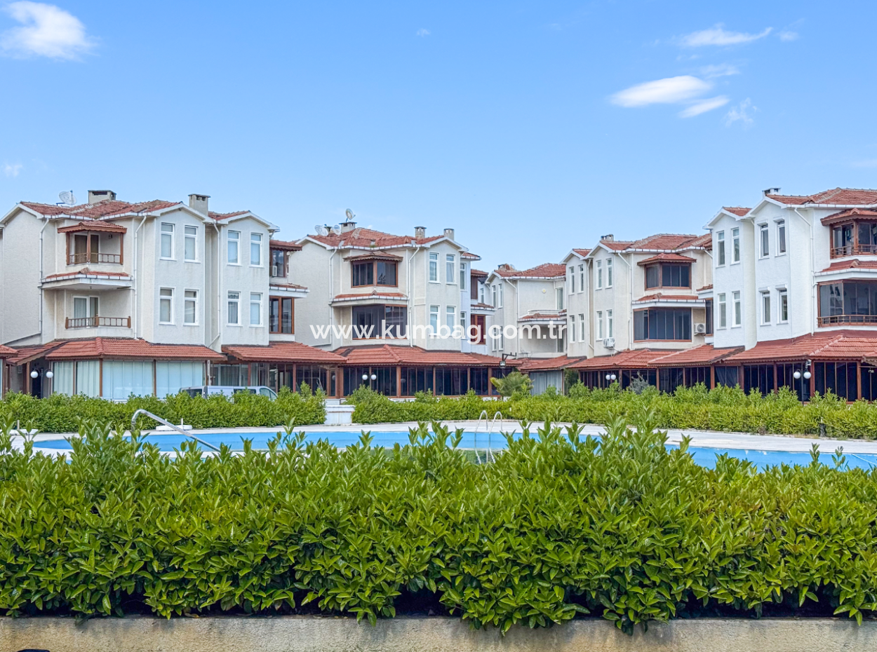 Triplex-Villa Zum Verkauf Auf Einem Gelände Mit Einem 50 Meter Grossen Pool Zum Kumbağ-Meer