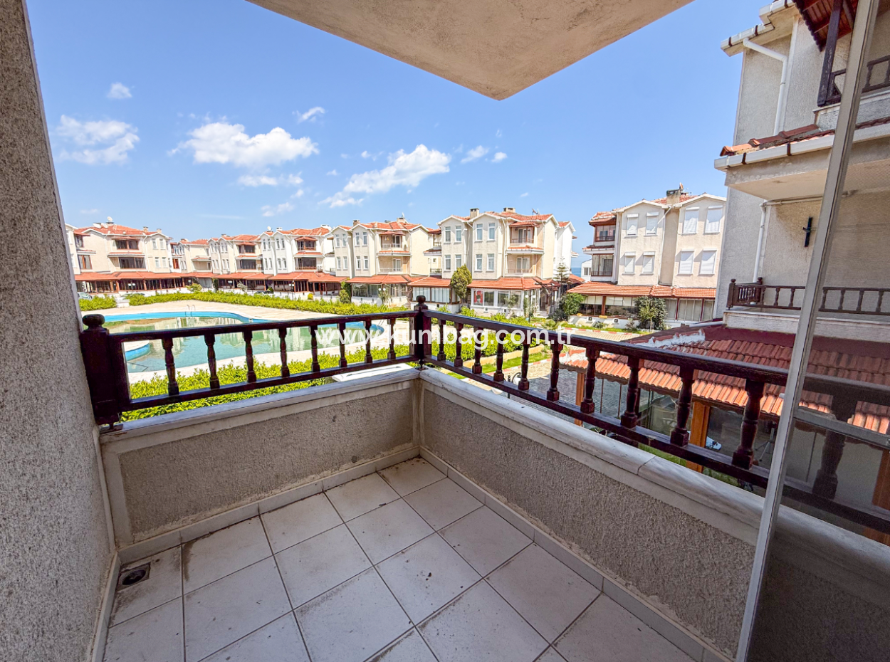 Triplex-Villa Zum Verkauf Auf Einem Gelände Mit Einem 50 Meter Grossen Pool Zum Kumbağ-Meer