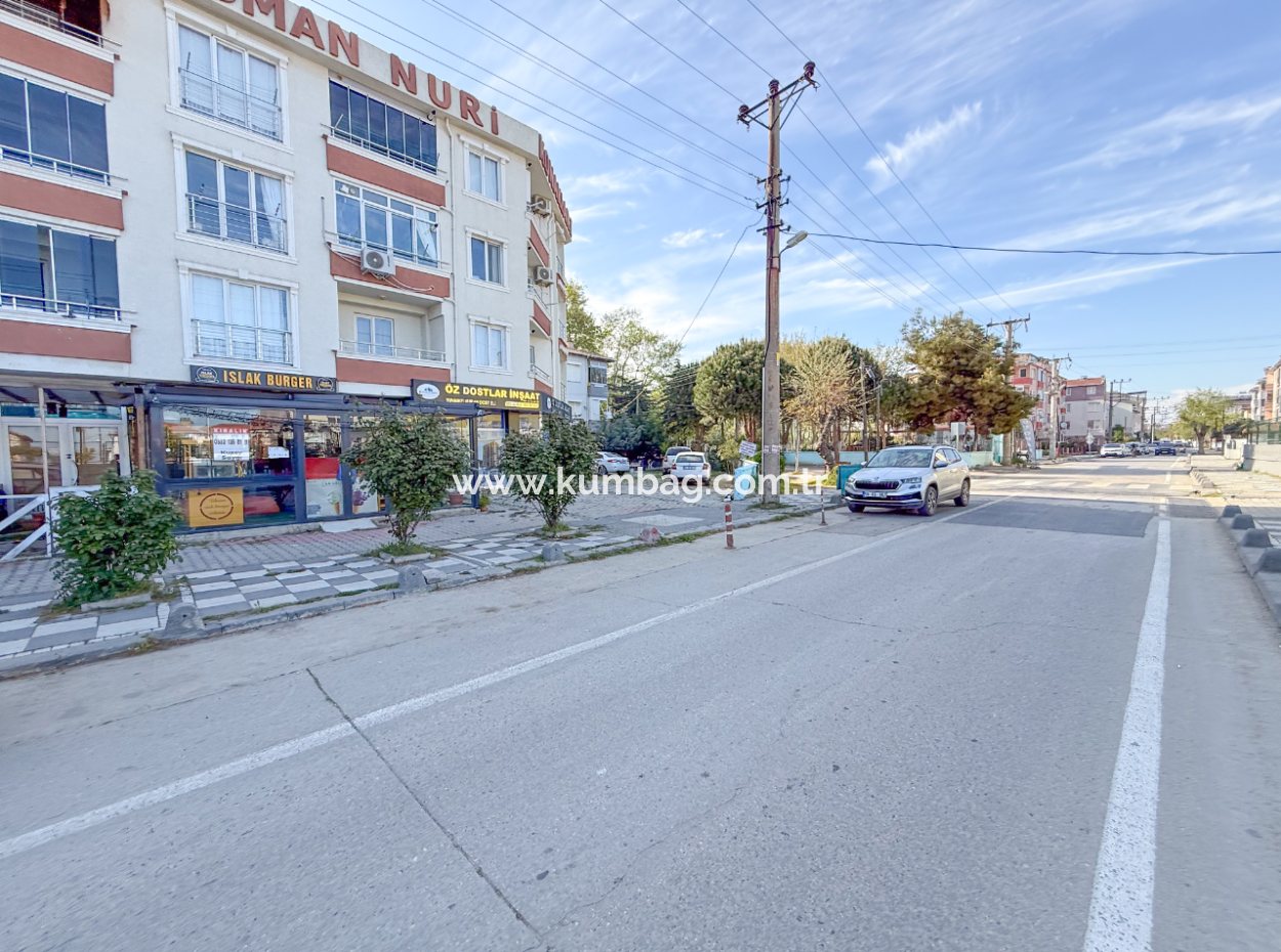 Einkaufen Zur Miete Gegenüber Der Schule In Der Belebten Strasse In Kumbağ