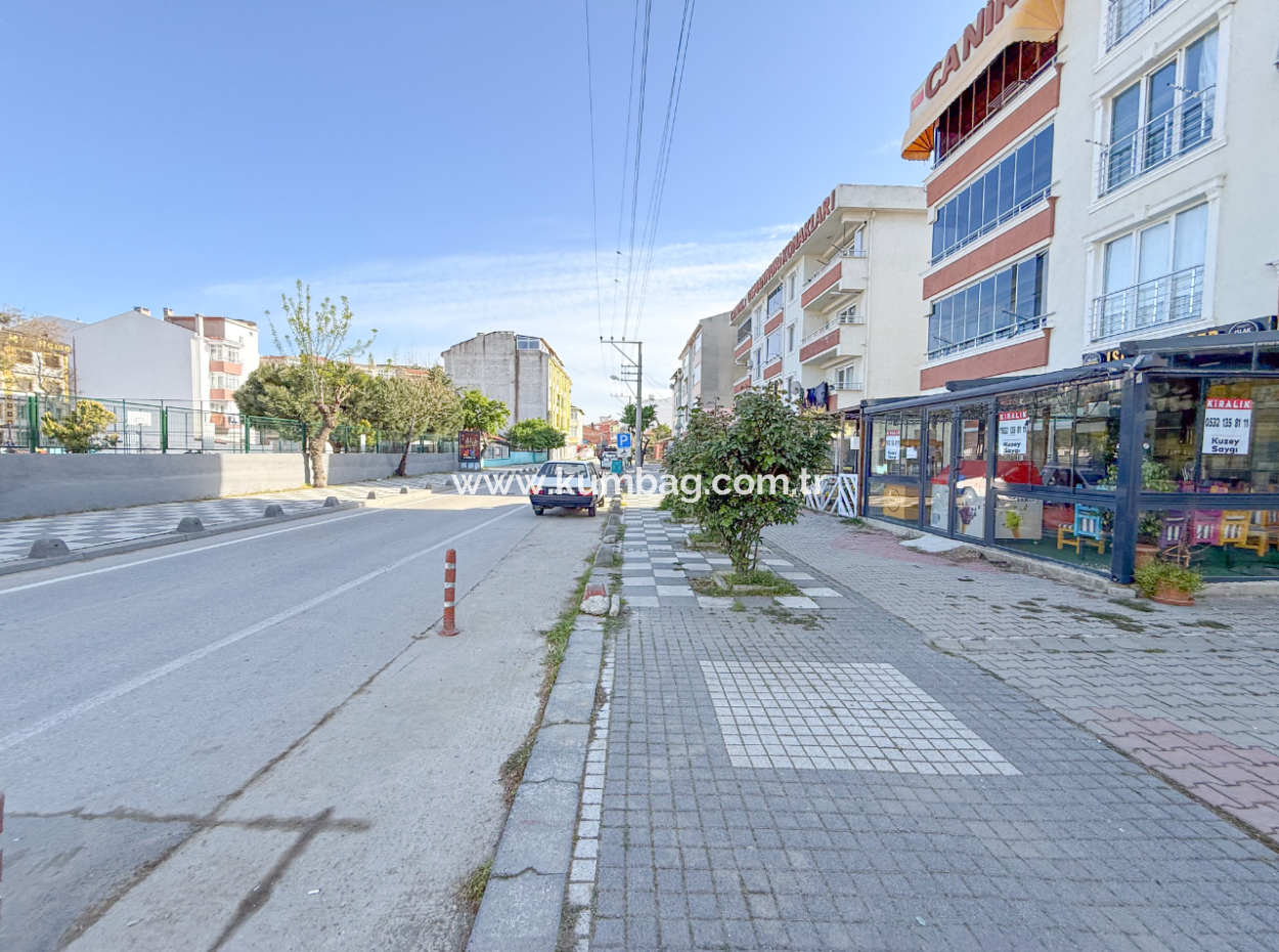 Einkaufen Zur Miete Gegenüber Der Schule In Der Belebten Strasse In Kumbağ