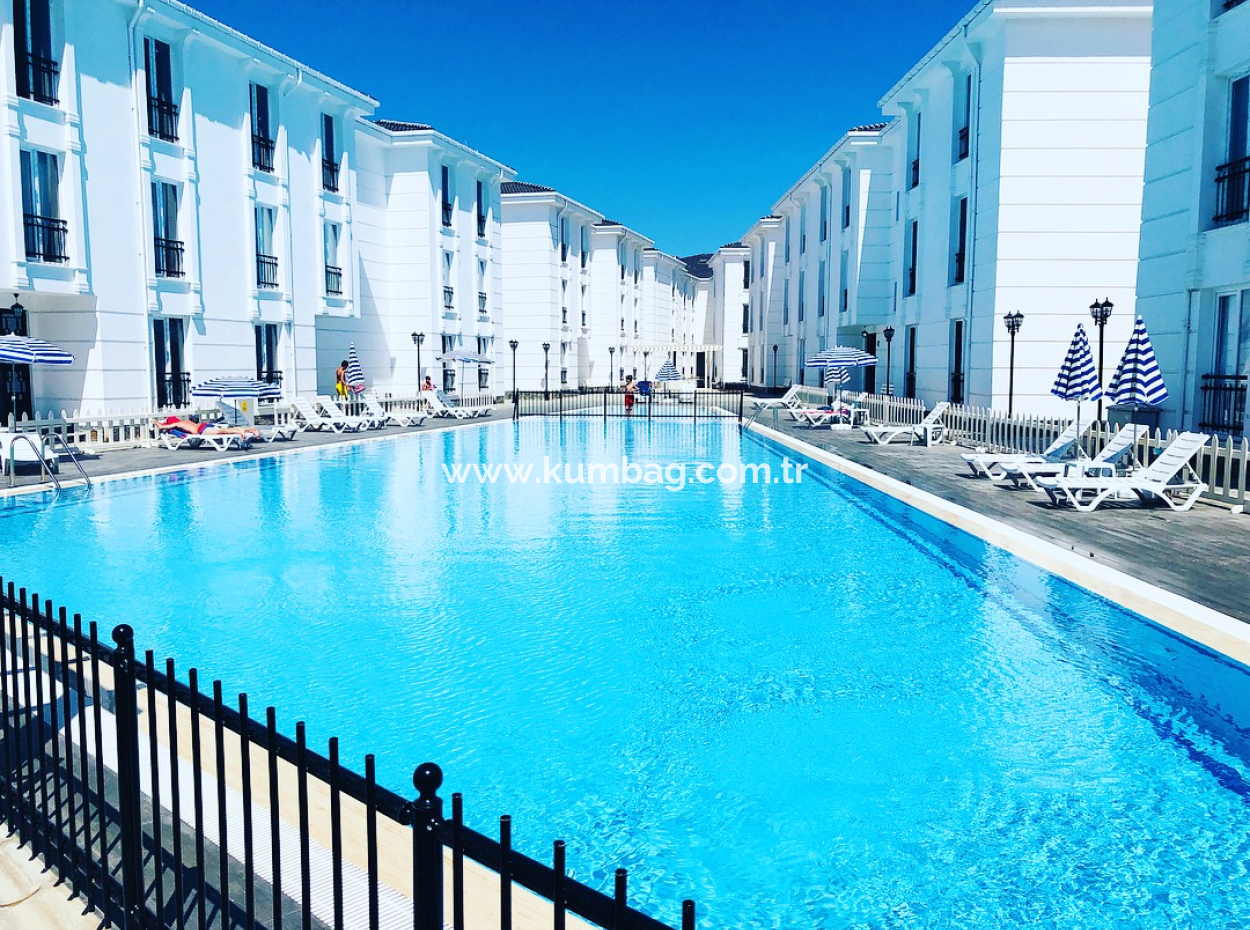 Möblierte 2 Einer-Wohnungen Zum Verkauf Auf Einem Gelände Mit Pool Am Meer In Kumbağ