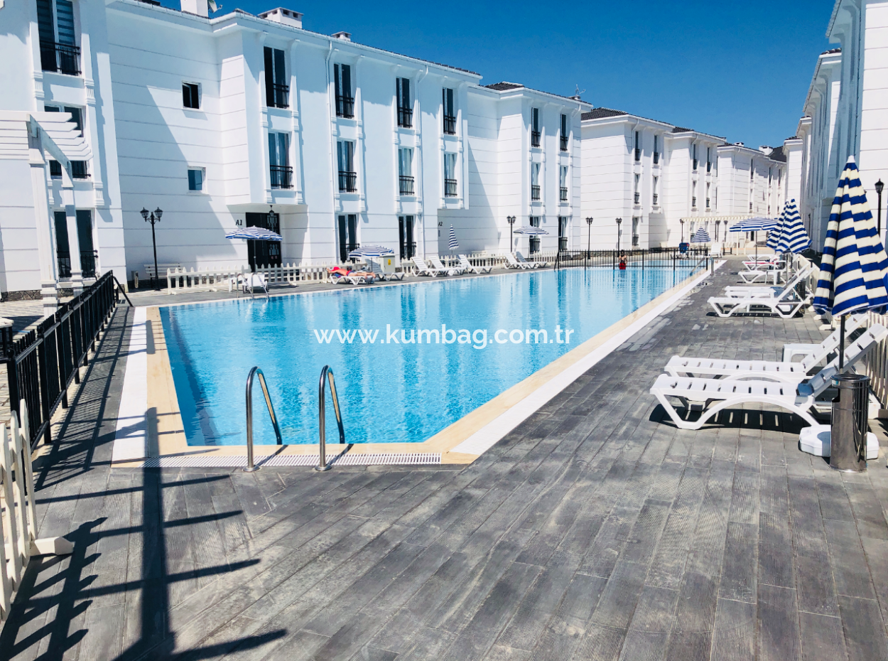 Möblierte 2 Einer-Wohnungen Zum Verkauf Auf Einem Gelände Mit Pool Am Meer In Kumbağ