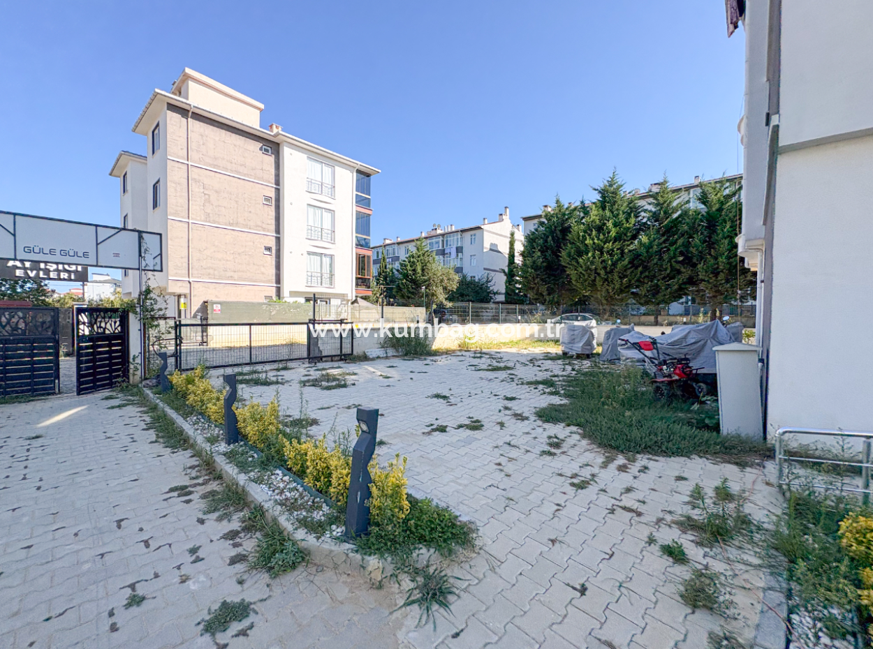 Ecke Zum Verkauf Mit Grossem Garten Und Siedlung Auf Einem Gelände Mit Pool 1 1 Wohnung