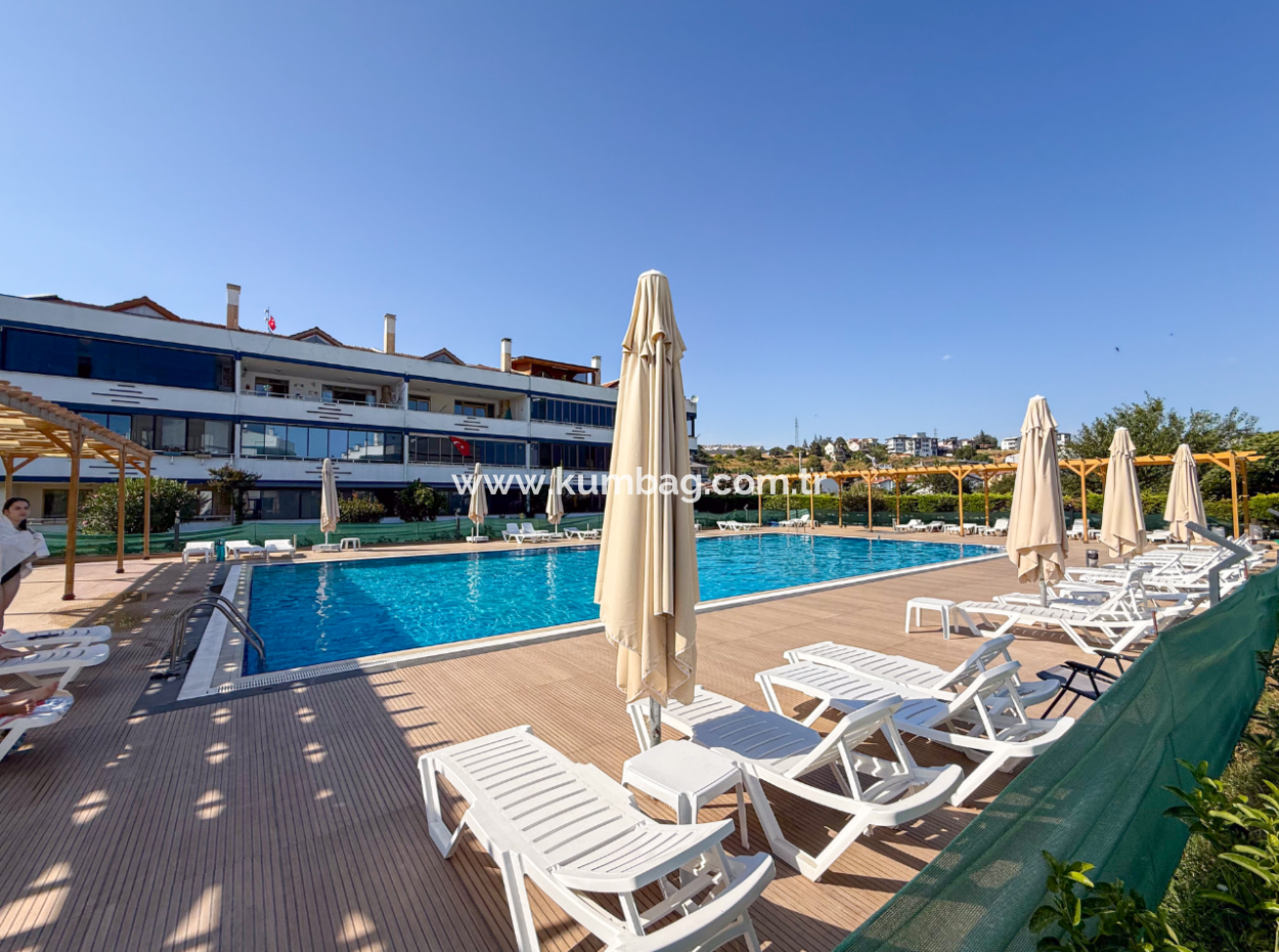 Geräumige 2 Und Eine Einzimmerwohnung Zum Verkauf Auf Einem Poolgelände Am Strand In Kumbağ