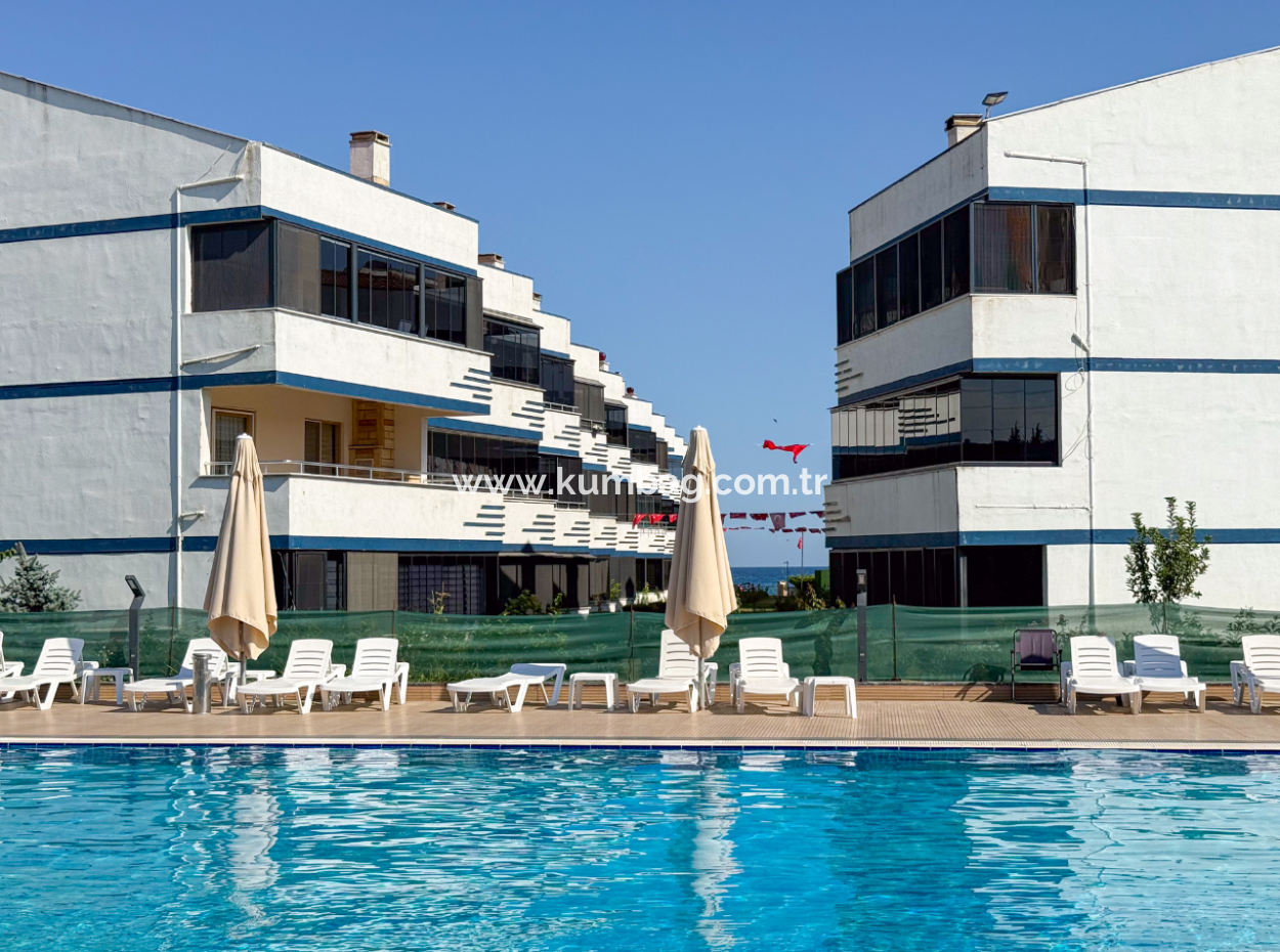 Geräumige 2 Und Eine Einzimmerwohnung Zum Verkauf Auf Einem Poolgelände Am Strand In Kumbağ