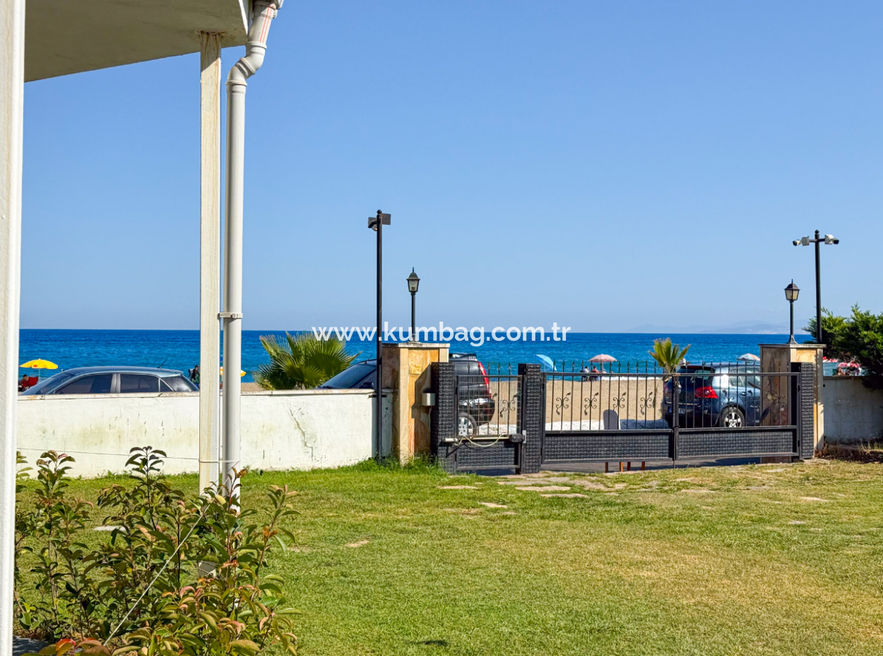 Geräumige 2 Und Eine Einzimmerwohnung Zum Verkauf Auf Einem Poolgelände Am Strand In Kumbağ
