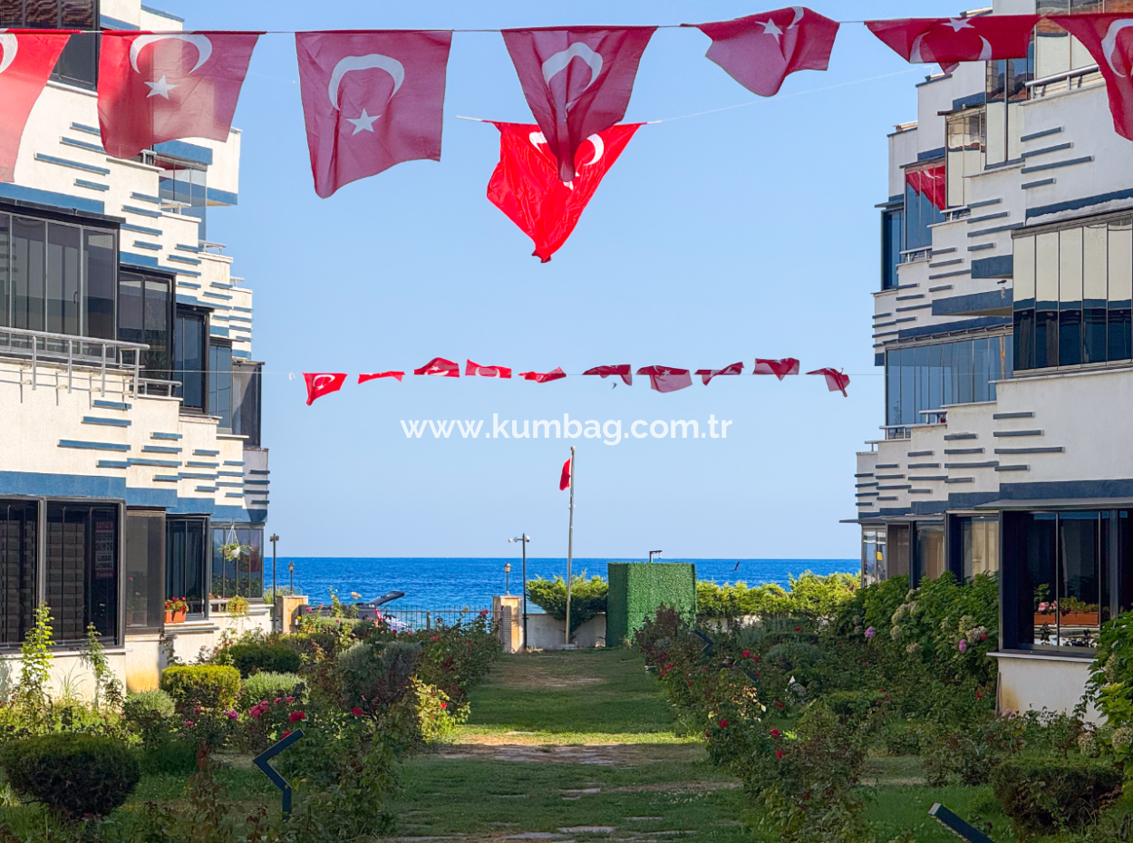 Geräumige 2 Und Eine Einzimmerwohnung Zum Verkauf Auf Einem Poolgelände Am Strand In Kumbağ