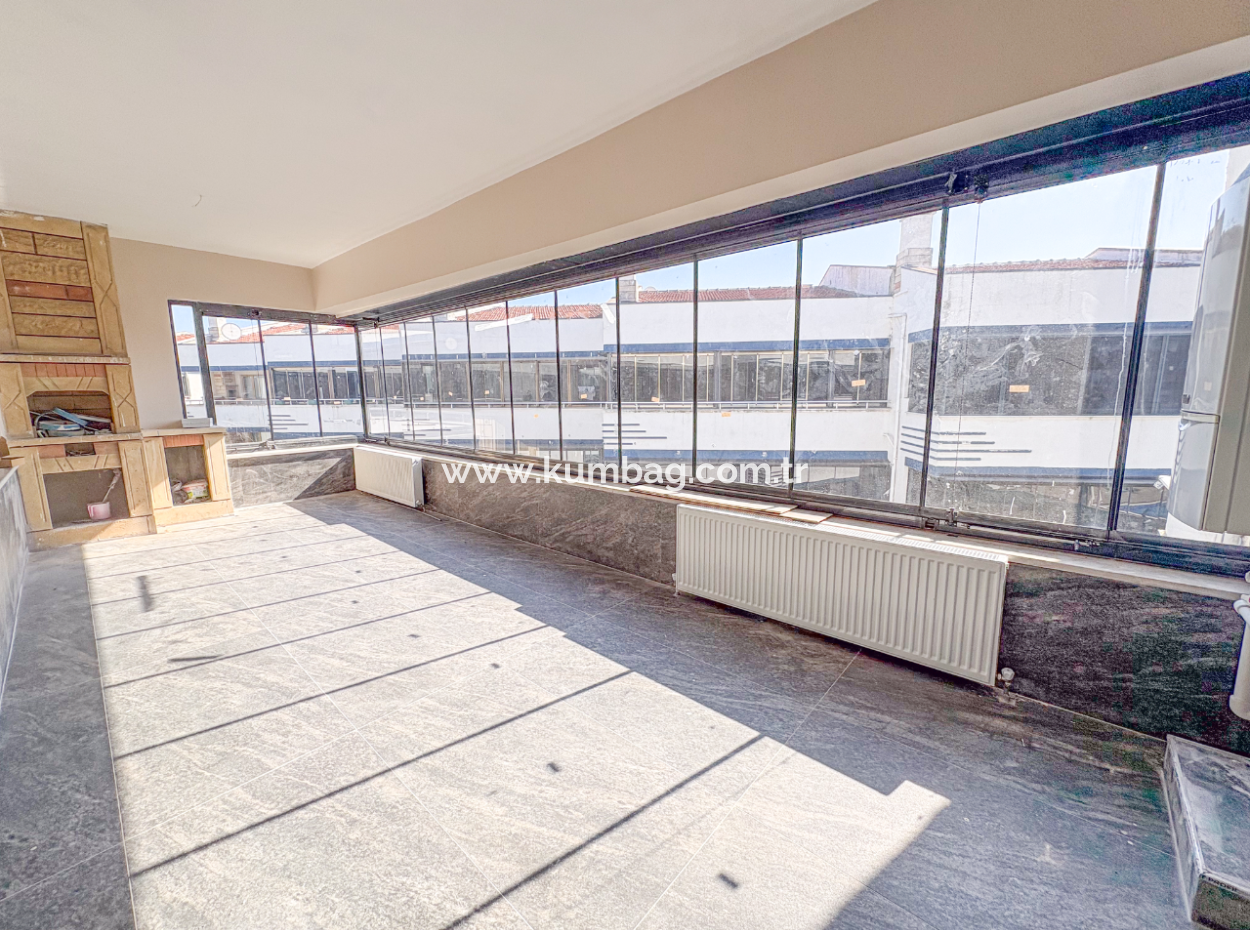 Geräumige 2 Und Eine Einzimmerwohnung Zum Verkauf Auf Einem Poolgelände Am Strand In Kumbağ