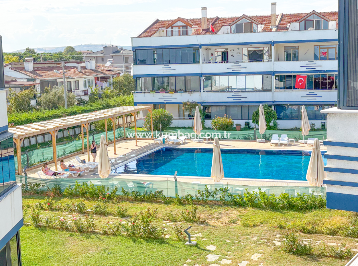 Geräumige 2 Und Eine Einzimmerwohnung Zum Verkauf Auf Einem Poolgelände Am Strand In Kumbağ