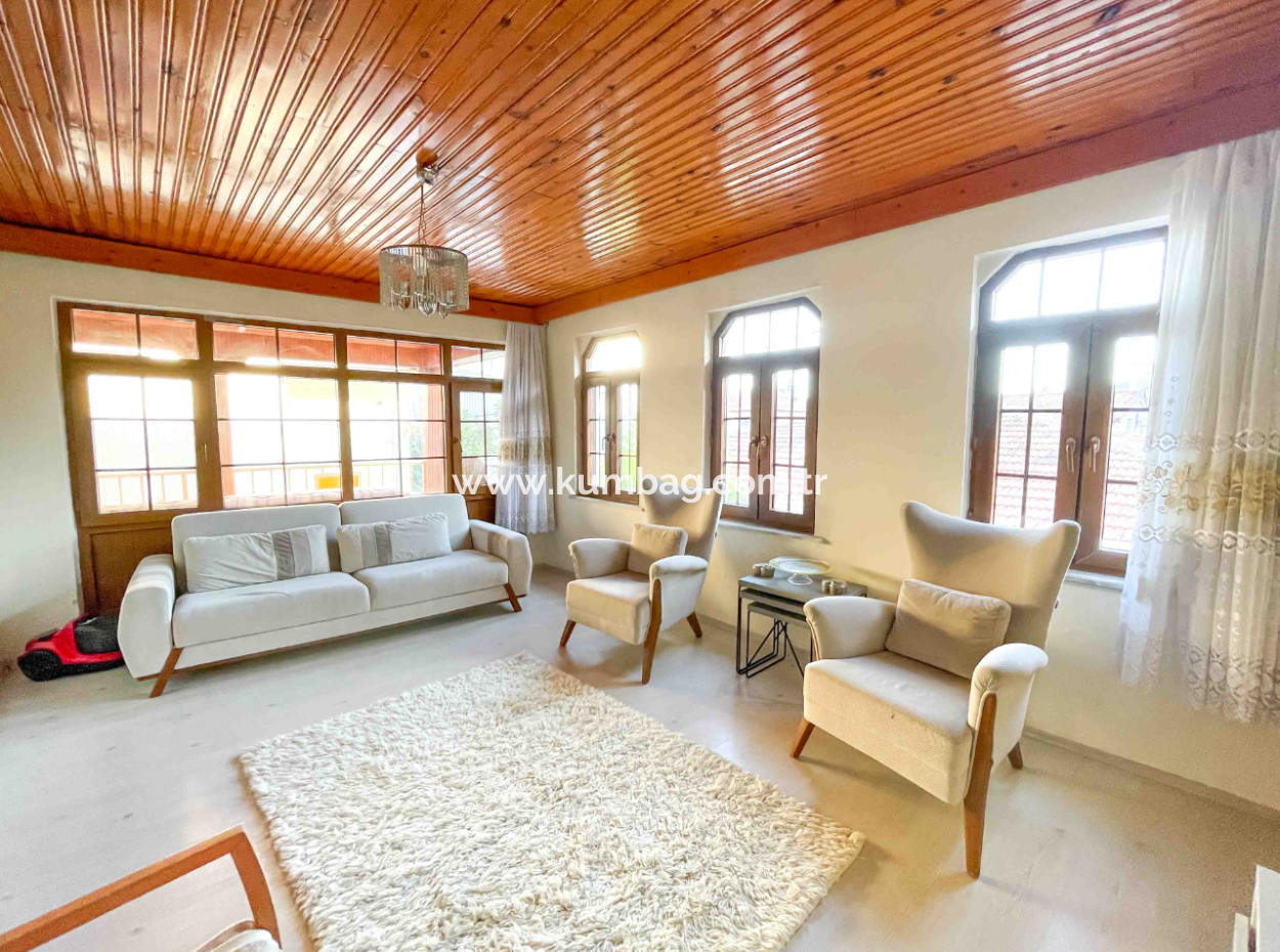 Zweistöckige Villa Mit Garten Zum Verkauf In Der Nähe Der Pazarstrasse In Kumbağ