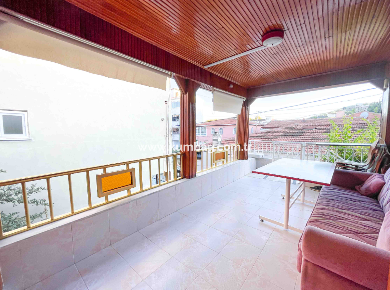 Zweistöckige Villa Mit Garten Zum Verkauf In Der Nähe Der Pazarstrasse In Kumbağ