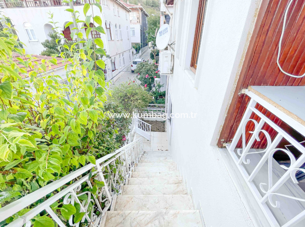 Zweistöckige Villa Mit Garten Zum Verkauf In Der Nähe Der Pazarstrasse In Kumbağ