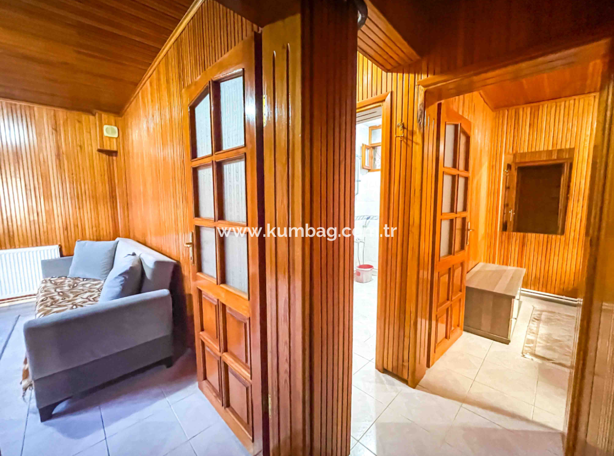 Zweistöckige Villa Mit Garten Zum Verkauf In Der Nähe Der Pazarstrasse In Kumbağ