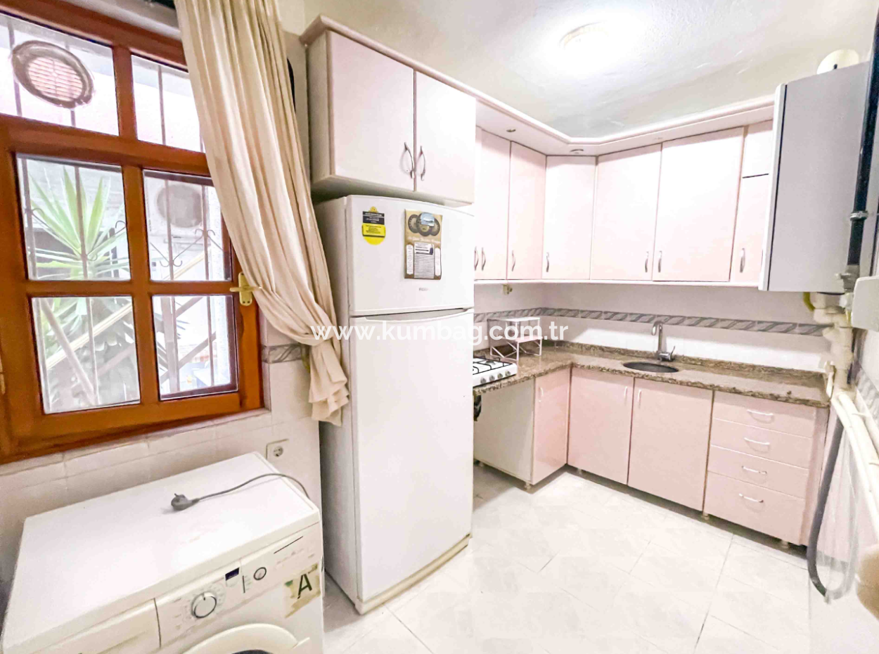 Zweistöckige Villa Mit Garten Zum Verkauf In Der Nähe Der Pazarstrasse In Kumbağ