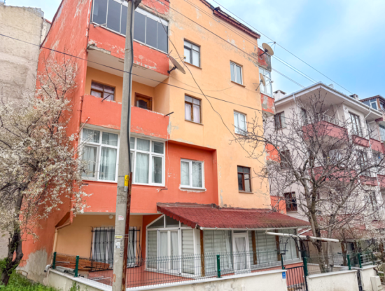 2 1 Wohnungen Zum Verkauf In Einem Wohngebäude Im Zentrum Von Kumbağ