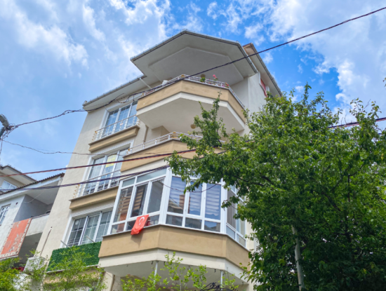 Grosszügige 2:1-Wohnungen Zur Miete Mit Doppelbalkon In Zentraler Lage In Kumbağ