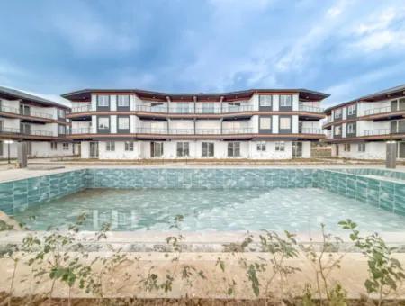 Luxus 1 1 Wohnungen In Der Nähe Des Meeres Und Der Strasse Im Kumbağ Pool Complex