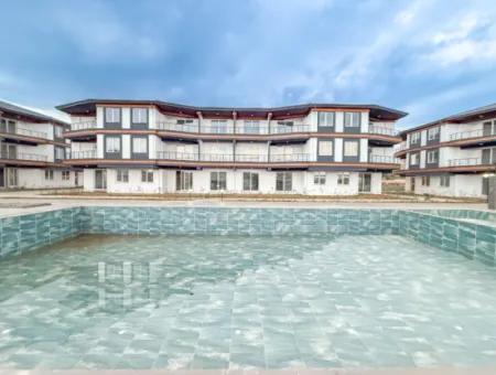 Luxus 1 1 Wohnungen In Der Nähe Des Meeres Und Der Strasse Im Kumbağ Pool Complex