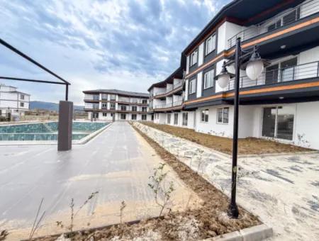 Luxus 1 1 Wohnungen In Der Nähe Des Meeres Und Der Strasse Im Kumbağ Pool Complex