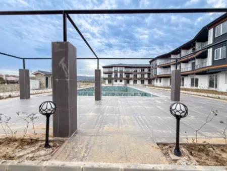 Luxus 1 1 Wohnungen In Der Nähe Des Meeres Und Der Strasse Im Kumbağ Pool Complex