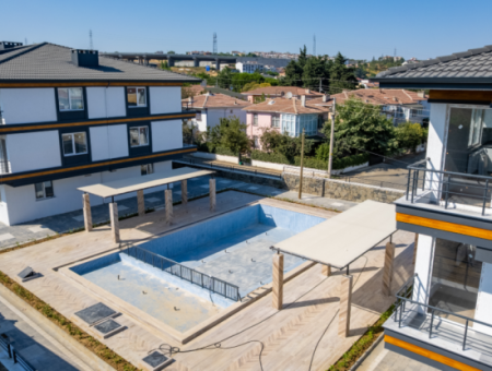 Luxus 2 1 Wohnungen Zum Verkauf In Kumbag Sea Side Komplex Mit Pool