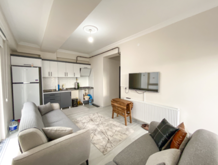 Grosses Und Geräumiges Wohngebäude-Mezzanin-Stockwerk 2 1 Wohnung Zum Verkauf Auf Einem Neuen Grundstück