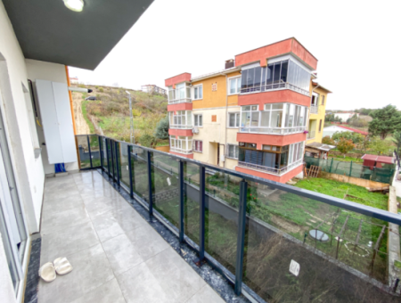 Grosses Und Geräumiges Wohngebäude-Mezzanin-Stockwerk 2 1 Wohnung Zum Verkauf Auf Einem Neuen Grundstück