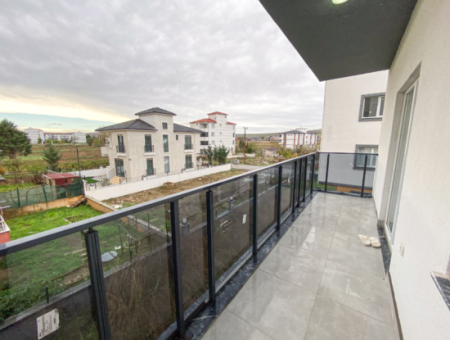 Grosses Und Geräumiges Wohngebäude-Mezzanin-Stockwerk 2 1 Wohnung Zum Verkauf Auf Einem Neuen Grundstück