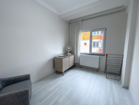 Grosses Und Geräumiges Wohngebäude-Mezzanin-Stockwerk 2 1 Wohnung Zum Verkauf Auf Einem Neuen Grundstück