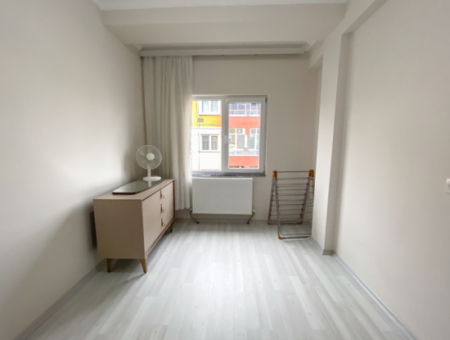 Grosses Und Geräumiges Wohngebäude-Mezzanin-Stockwerk 2 1 Wohnung Zum Verkauf Auf Einem Neuen Grundstück