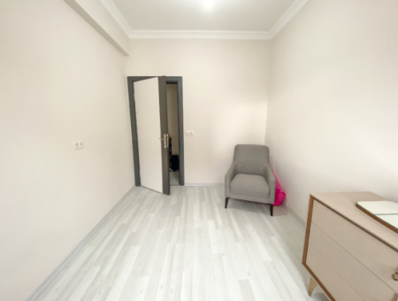 Grosses Und Geräumiges Wohngebäude-Mezzanin-Stockwerk 2 1 Wohnung Zum Verkauf Auf Einem Neuen Grundstück