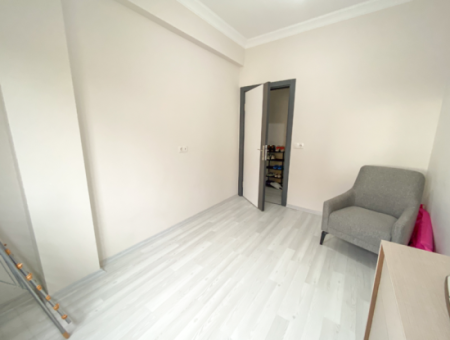 Grosses Und Geräumiges Wohngebäude-Mezzanin-Stockwerk 2 1 Wohnung Zum Verkauf Auf Einem Neuen Grundstück