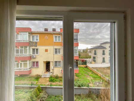 Grosses Und Geräumiges Wohngebäude-Mezzanin-Stockwerk 2 1 Wohnung Zum Verkauf Auf Einem Neuen Grundstück