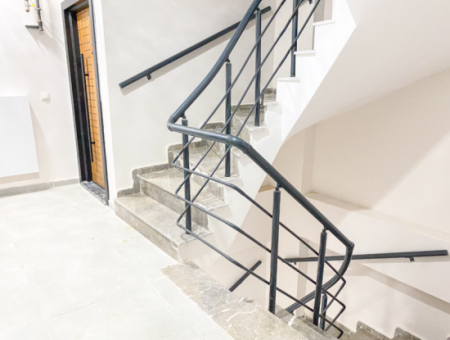 Grosses Und Geräumiges Wohngebäude-Mezzanin-Stockwerk 2 1 Wohnung Zum Verkauf Auf Einem Neuen Grundstück