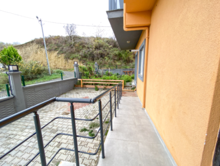 Grosses Und Geräumiges Wohngebäude-Mezzanin-Stockwerk 2 1 Wohnung Zum Verkauf Auf Einem Neuen Grundstück