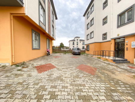 Grosses Und Geräumiges Wohngebäude-Mezzanin-Stockwerk 2 1 Wohnung Zum Verkauf Auf Einem Neuen Grundstück