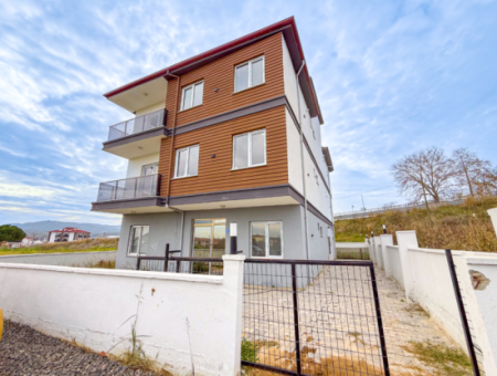 1 1 Wohnung Mit Garten In Einem Neuen Gebäude Auf Der Strandseite Der Strasse In Kumbağ