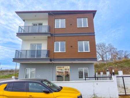 1 1 Wohnung Mit Garten In Einem Neuen Gebäude Auf Der Strandseite Der Strasse In Kumbağ