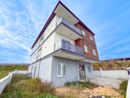 1 1 Wohnung Mit Garten In Einem Neuen Gebäude Auf Der Strandseite Der Strasse In Kumbağ