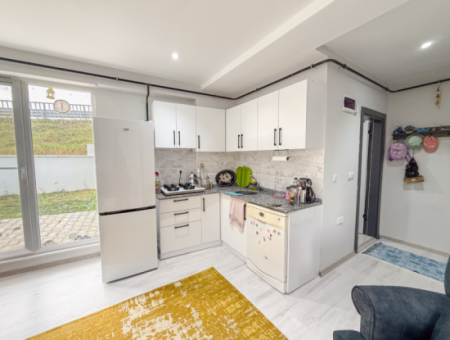 1 1 Wohnung Mit Garten In Einem Neuen Gebäude Auf Der Strandseite Der Strasse In Kumbağ