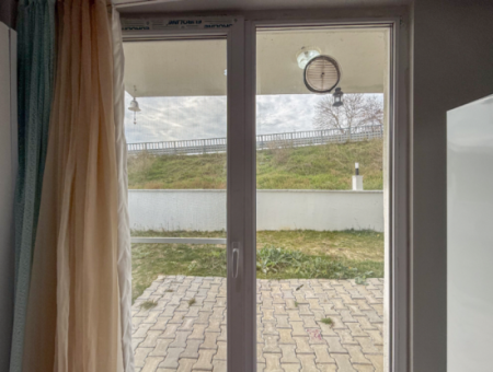 1 1 Wohnung Mit Garten In Einem Neuen Gebäude Auf Der Strandseite Der Strasse In Kumbağ