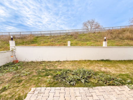 1 1 Wohnung Mit Garten In Einem Neuen Gebäude Auf Der Strandseite Der Strasse In Kumbağ